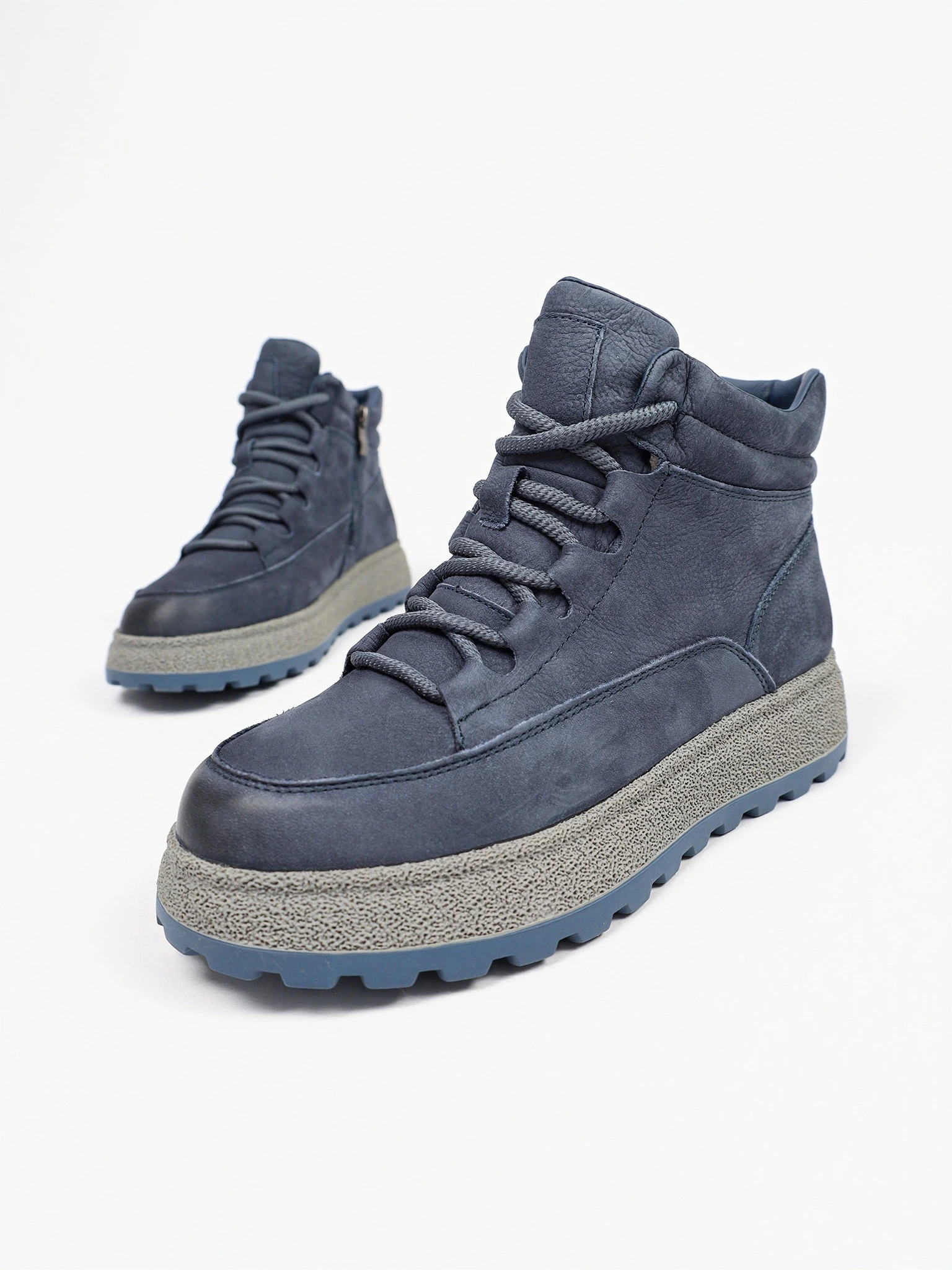 Ботинки синего цвета на средней рельефной платформе